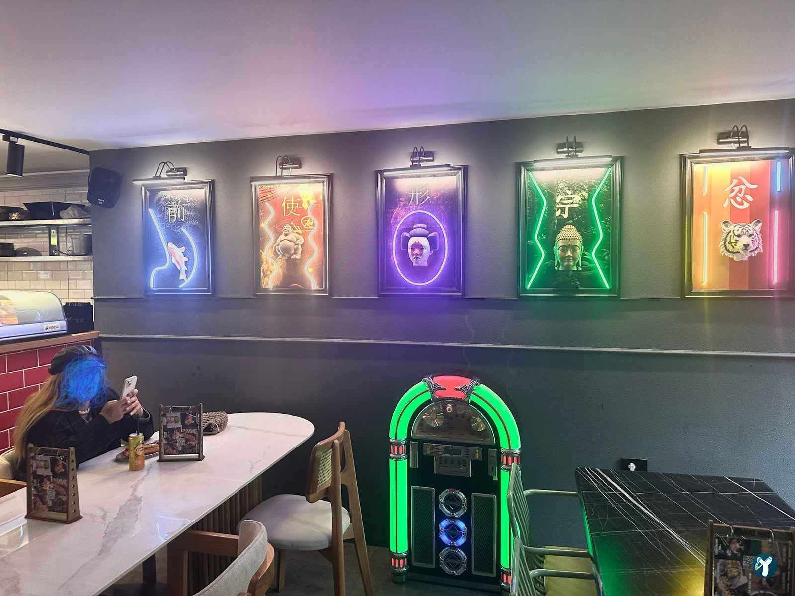 Hai Hai Sushi Bar & Asian Kitchen