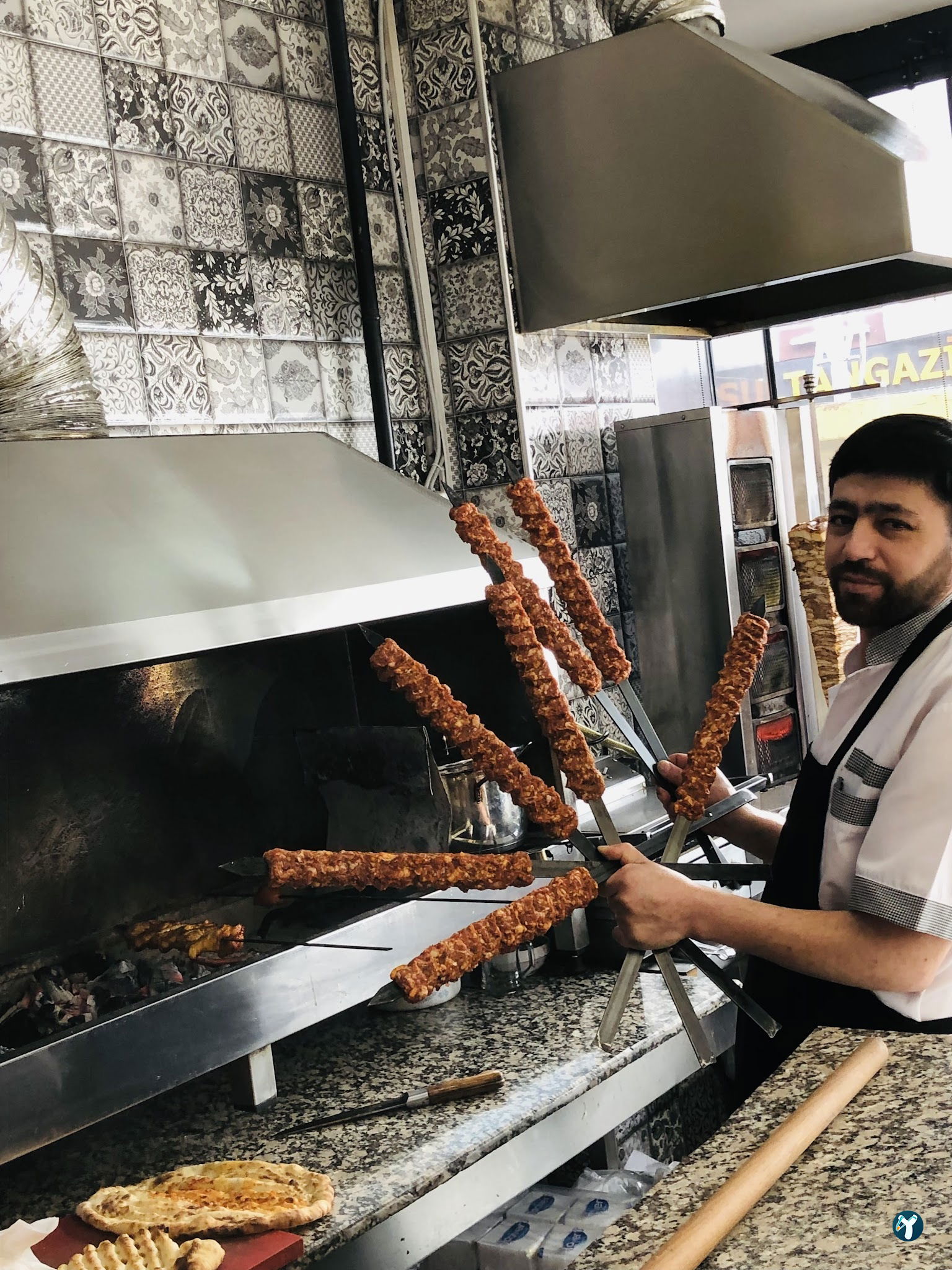 Hira Kebap Pide Lahmacun Ve Döner Salonu