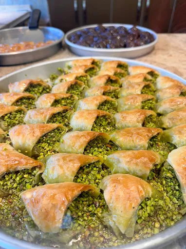 Tarihi Elmacıpazarı Güllüoğlu Baklava