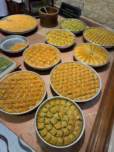 Tarihi Elmacıpazarı Güllüoğlu Baklava