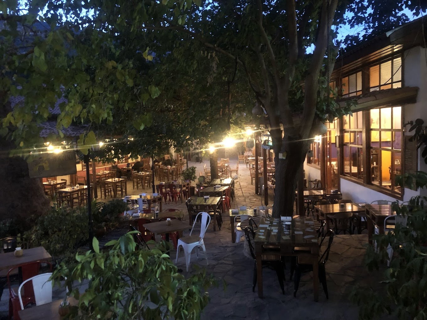 Mor Fesli Kafe ve Restoran