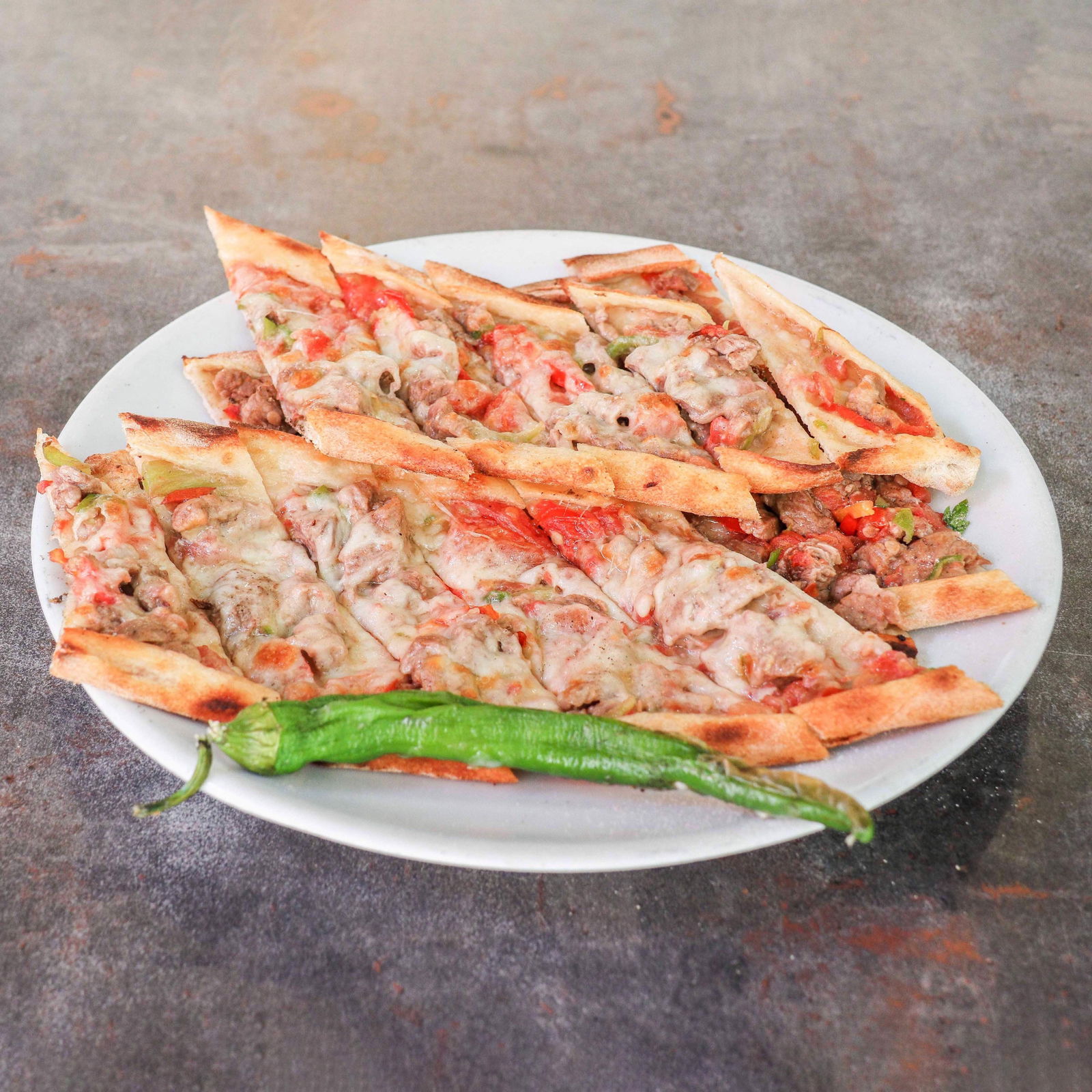 Kuşbaşılı Kaşarlı Pide