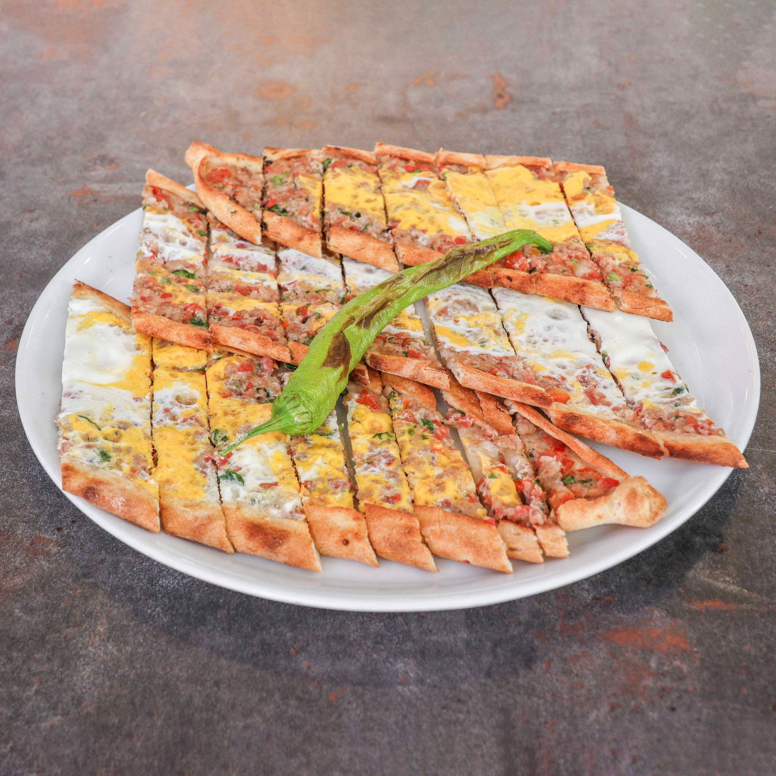 Kıymalı Yumurtalı Pide