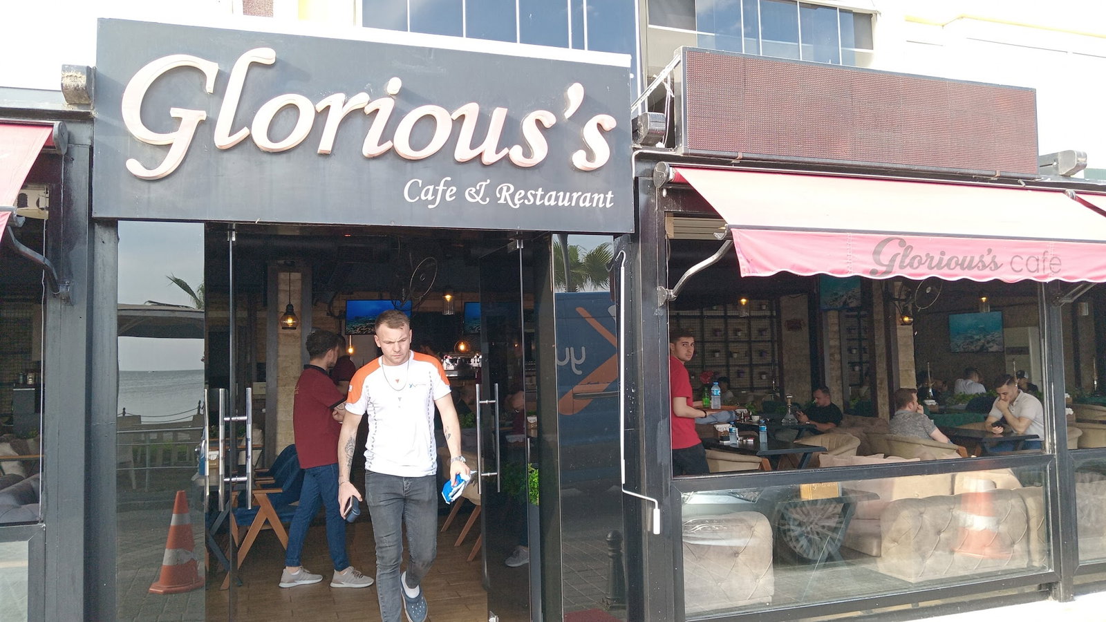 Glorious'S Cafe & Restaurant