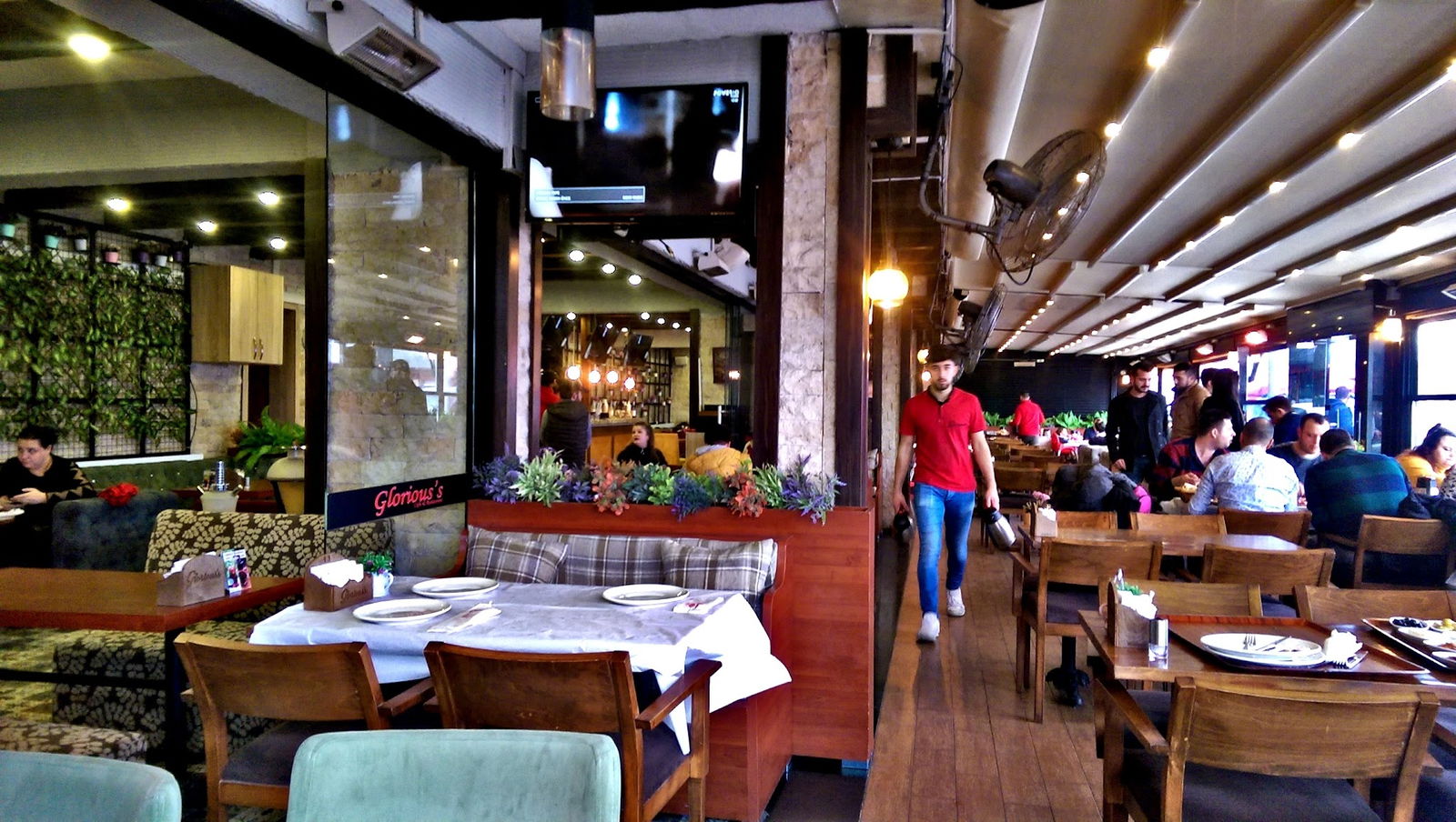 Glorious'S Cafe & Restaurant