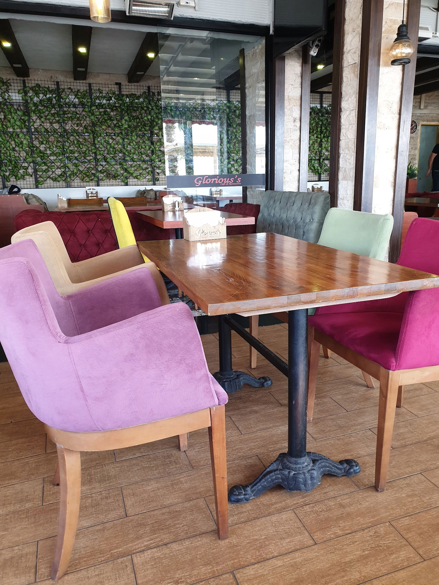 Glorious'S Cafe & Restaurant