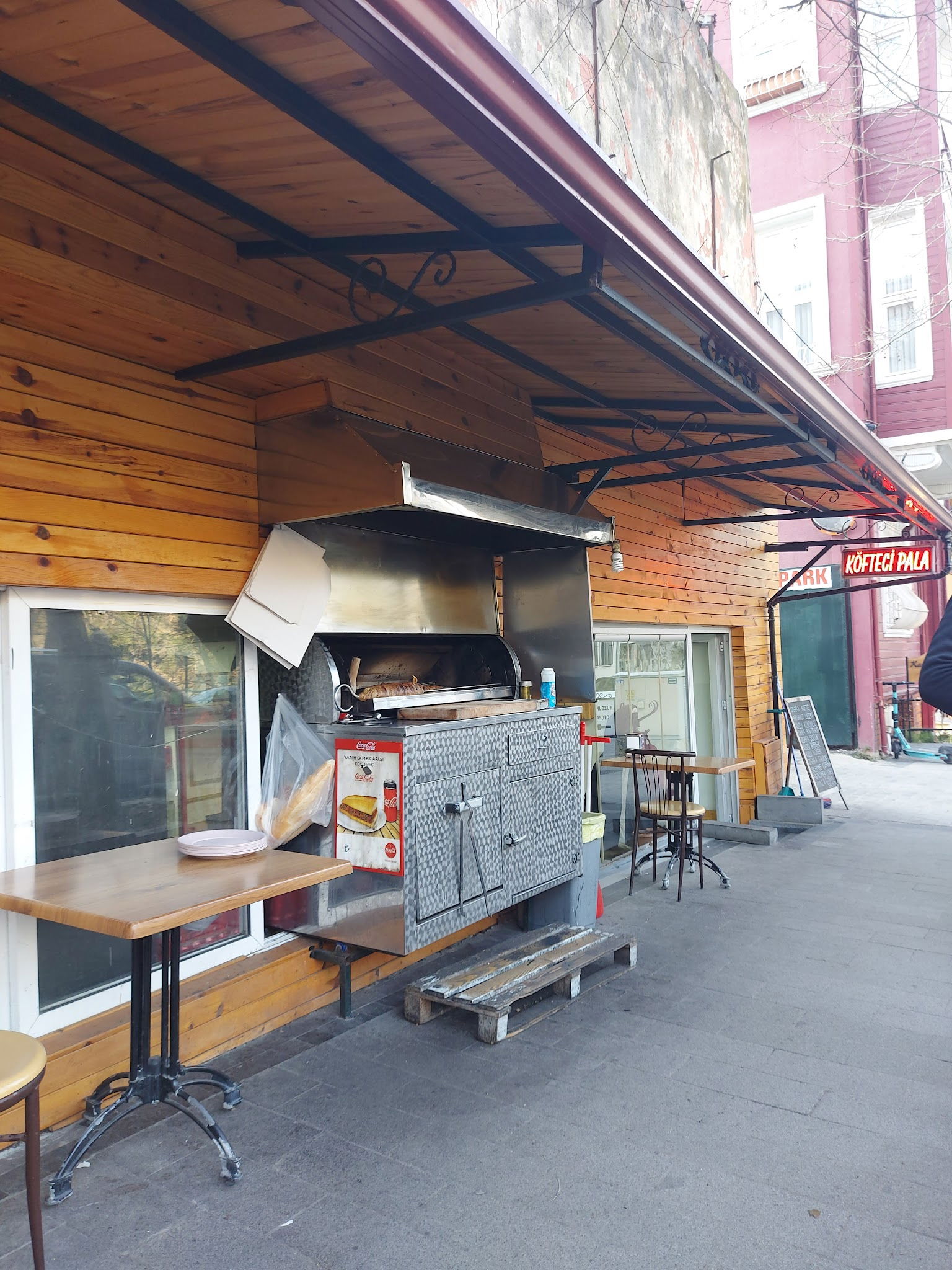 Palanın Yeri Köfte Salonu