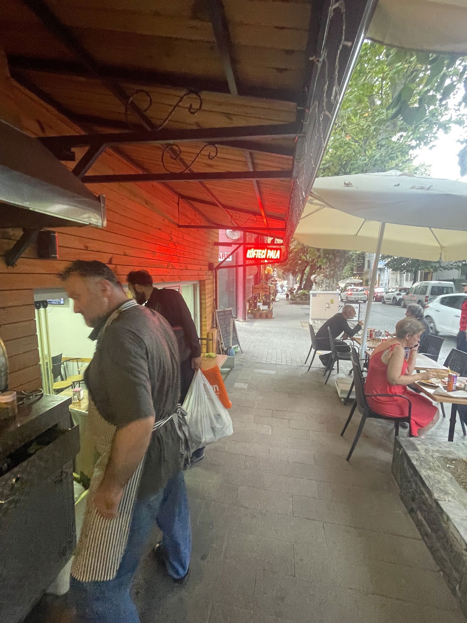 Palanın Yeri Köfte Salonu