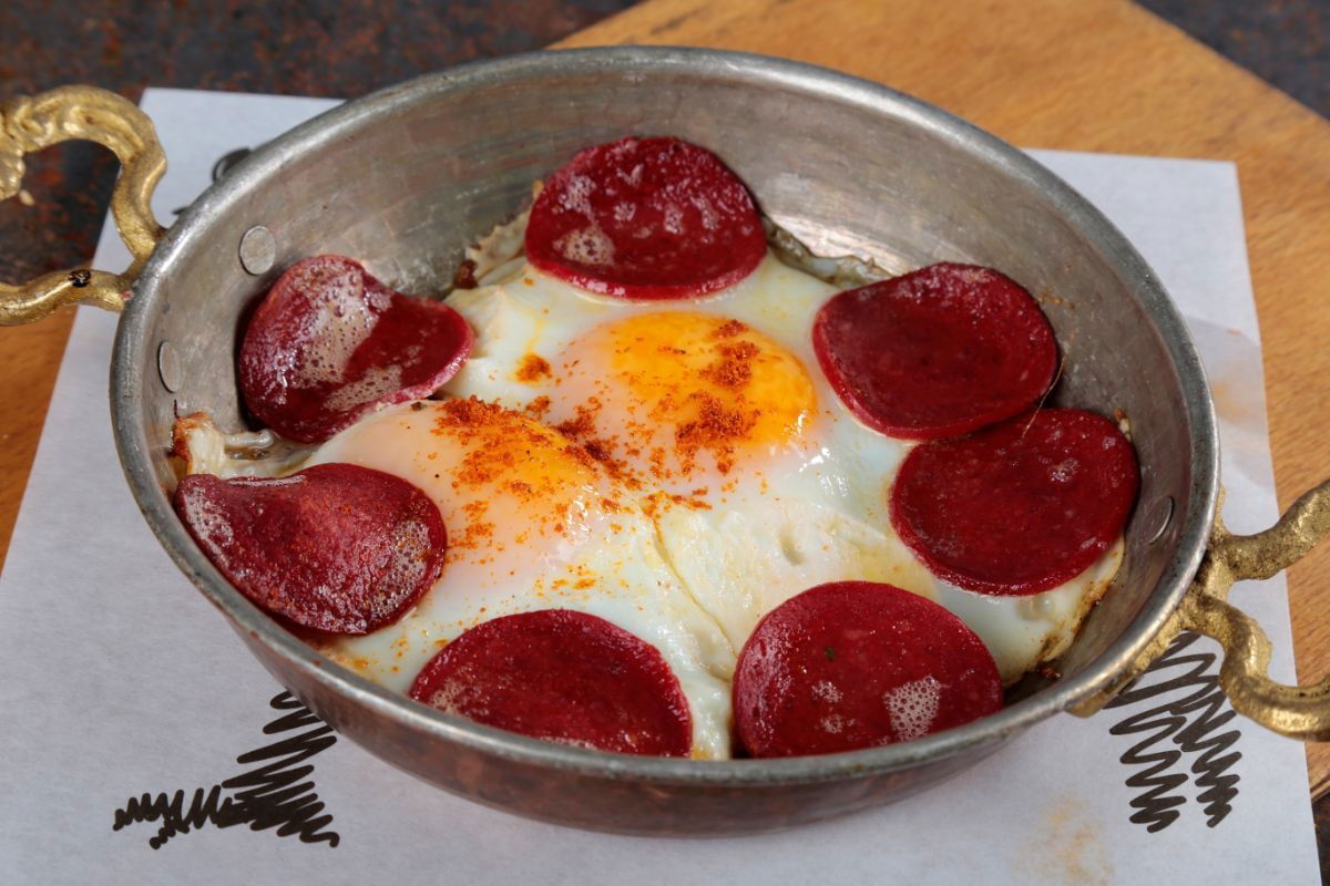 Sahanda Sucuklu Yumurta