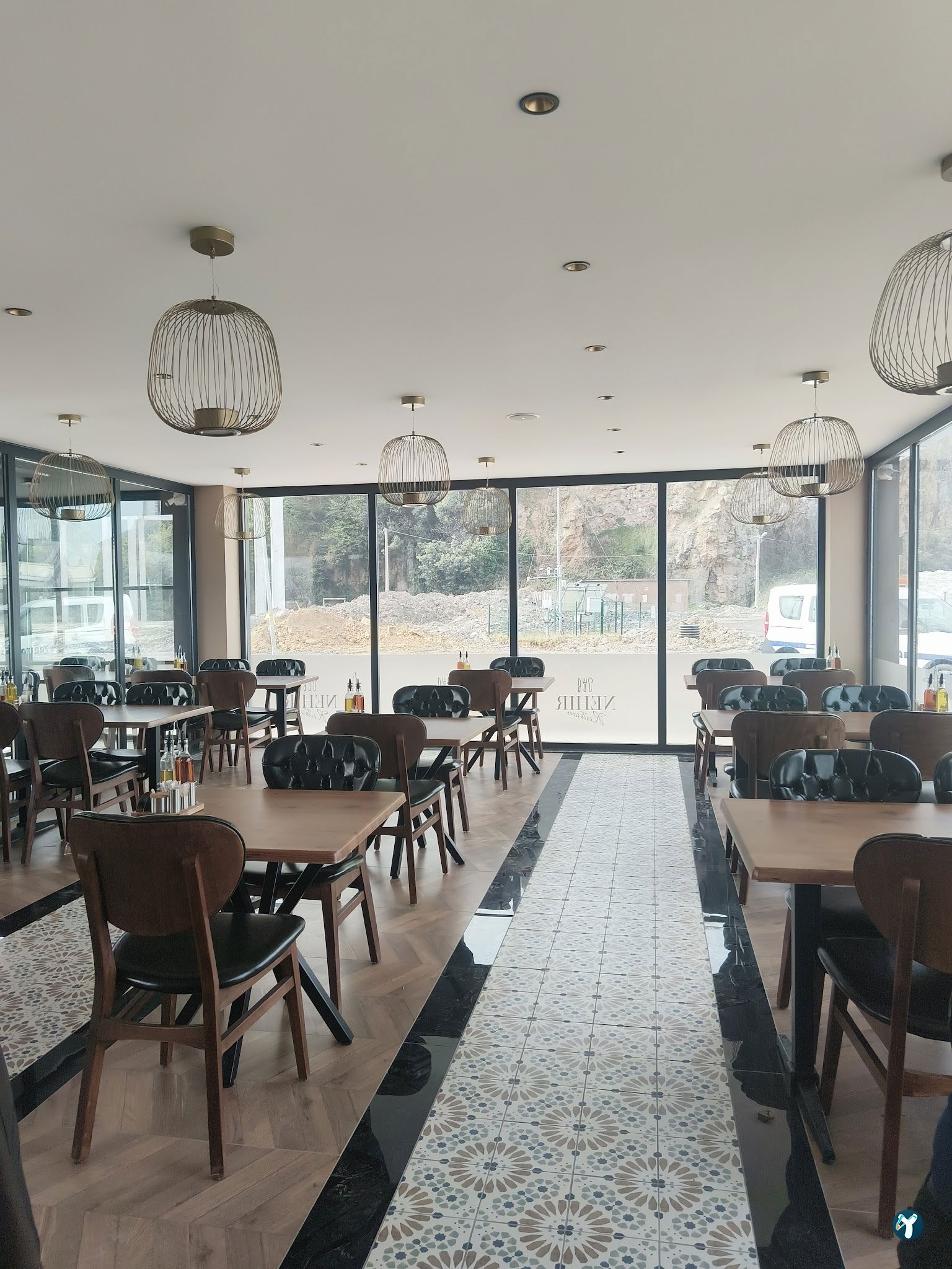 Nehi̇r İnegöl Köfte Salonu