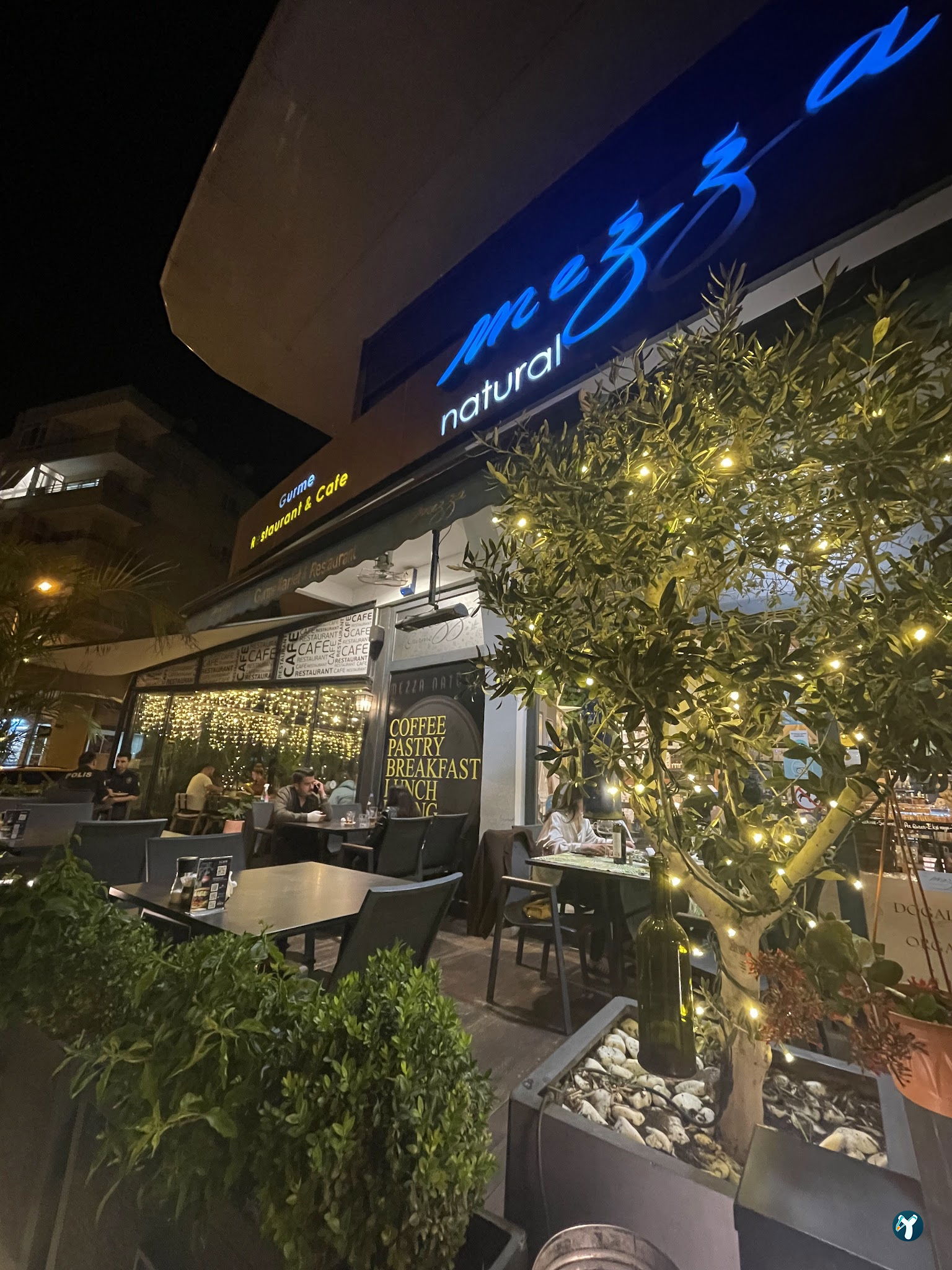 Mezza Gurme, Restoran & Market