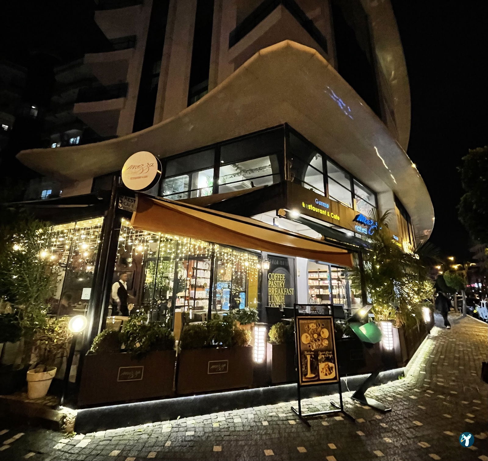 Mezza Gurme, Restoran & Market