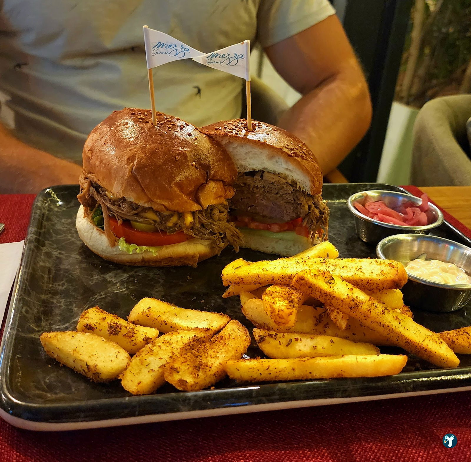 Mezza Gurme, Restoran & Market