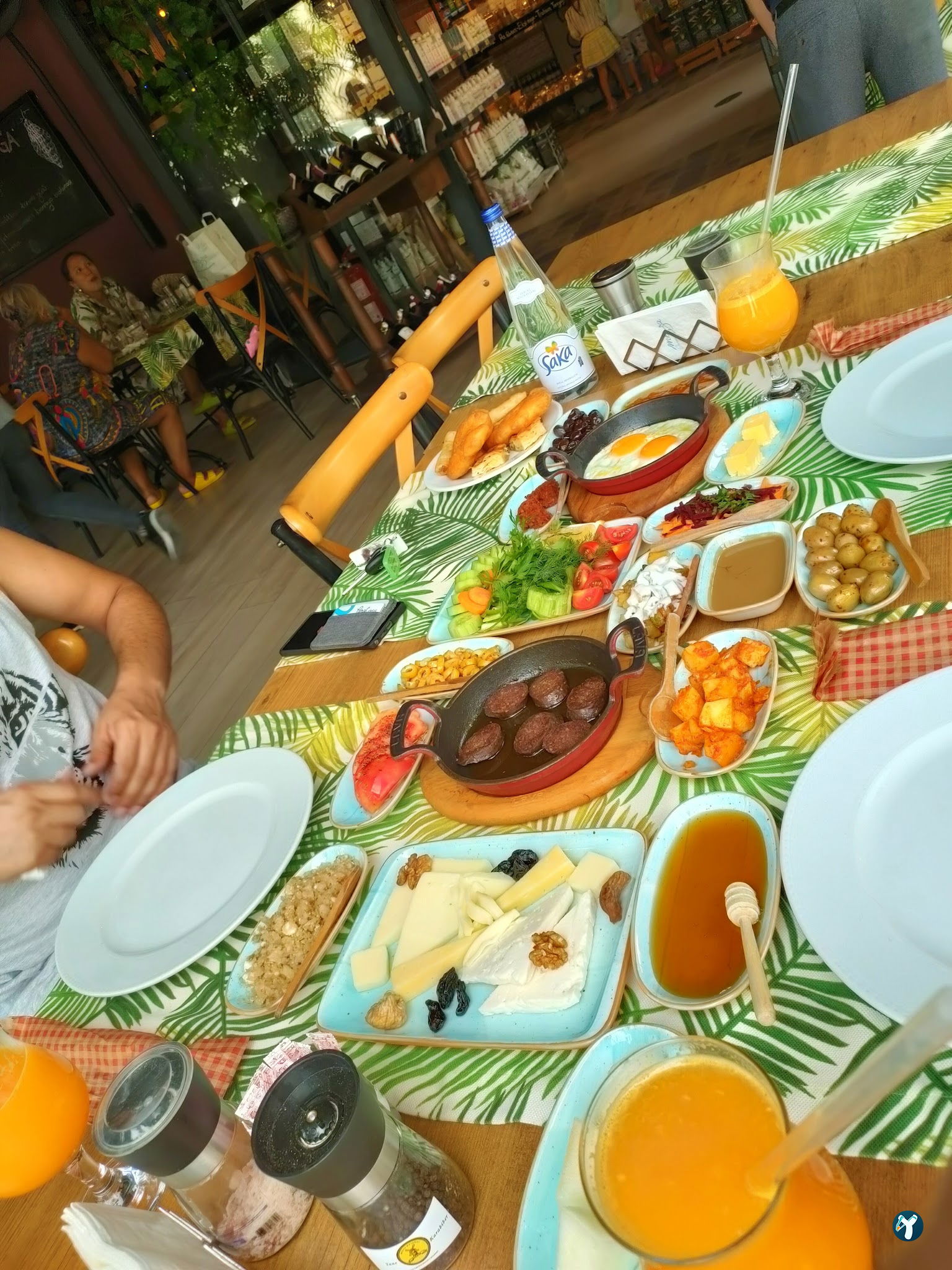 Mezza Gurme, Restoran & Market