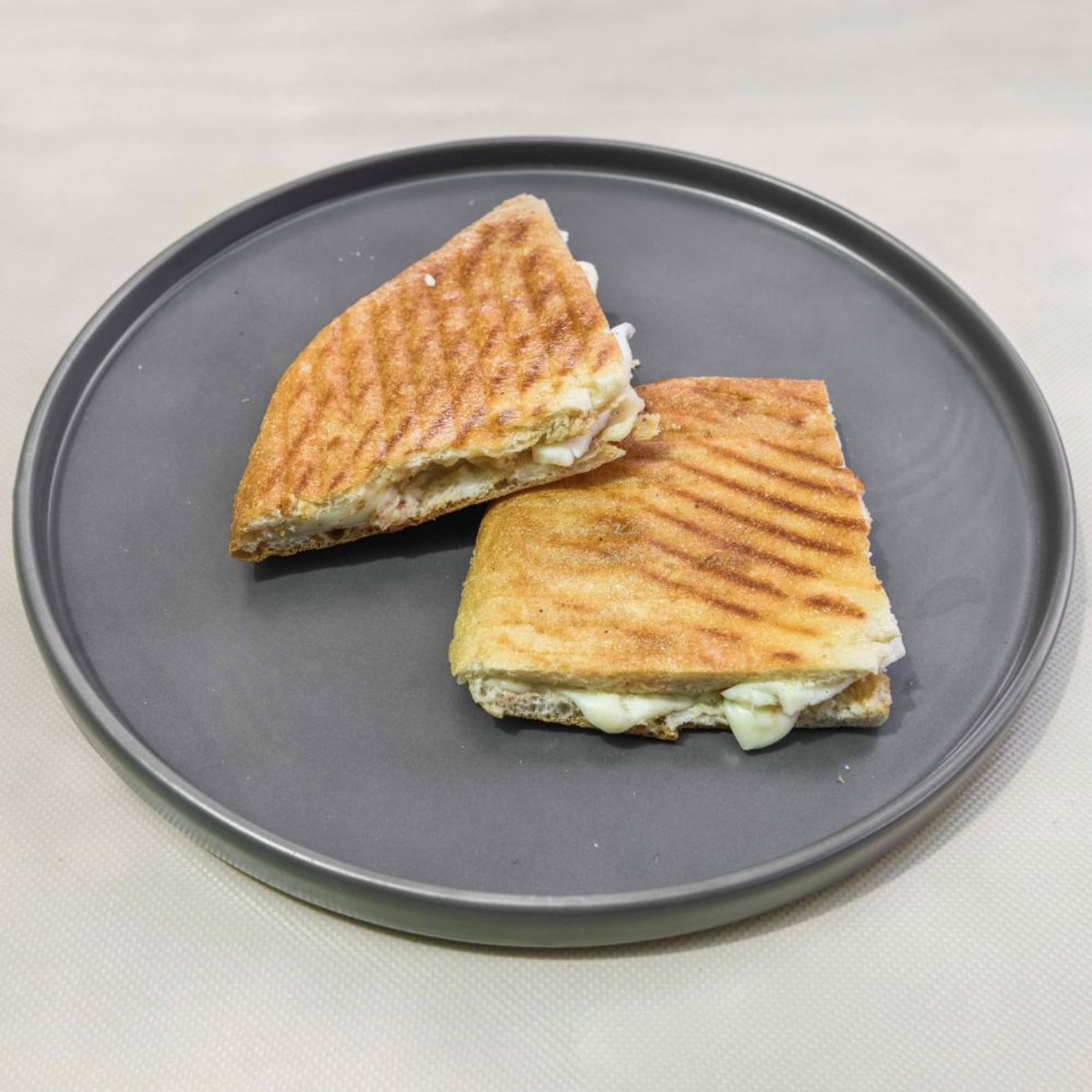 Yarım Ekmek Arası Sucuklu Yumurtalı Tost