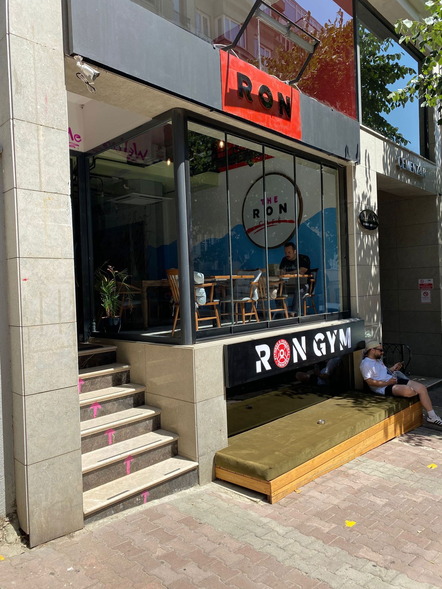 Ron Cafe