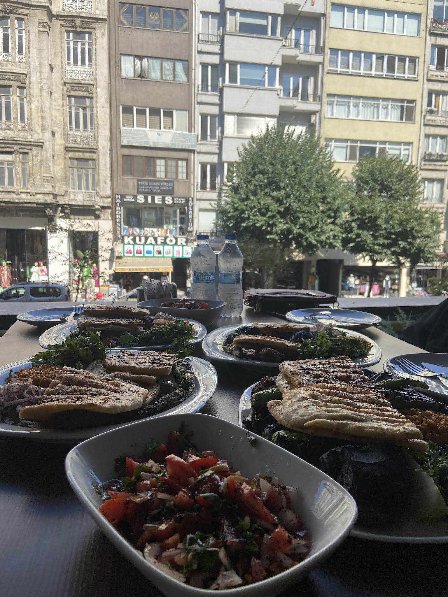 Lale Cafe & Restaurant