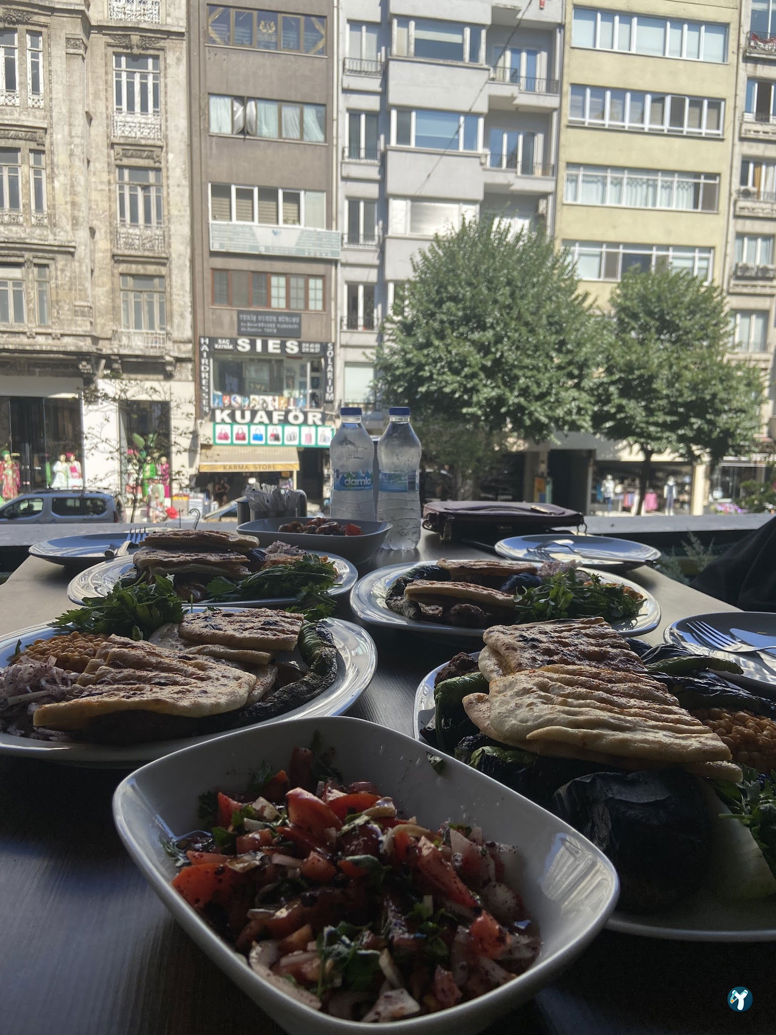 Lale Cafe & Restaurant