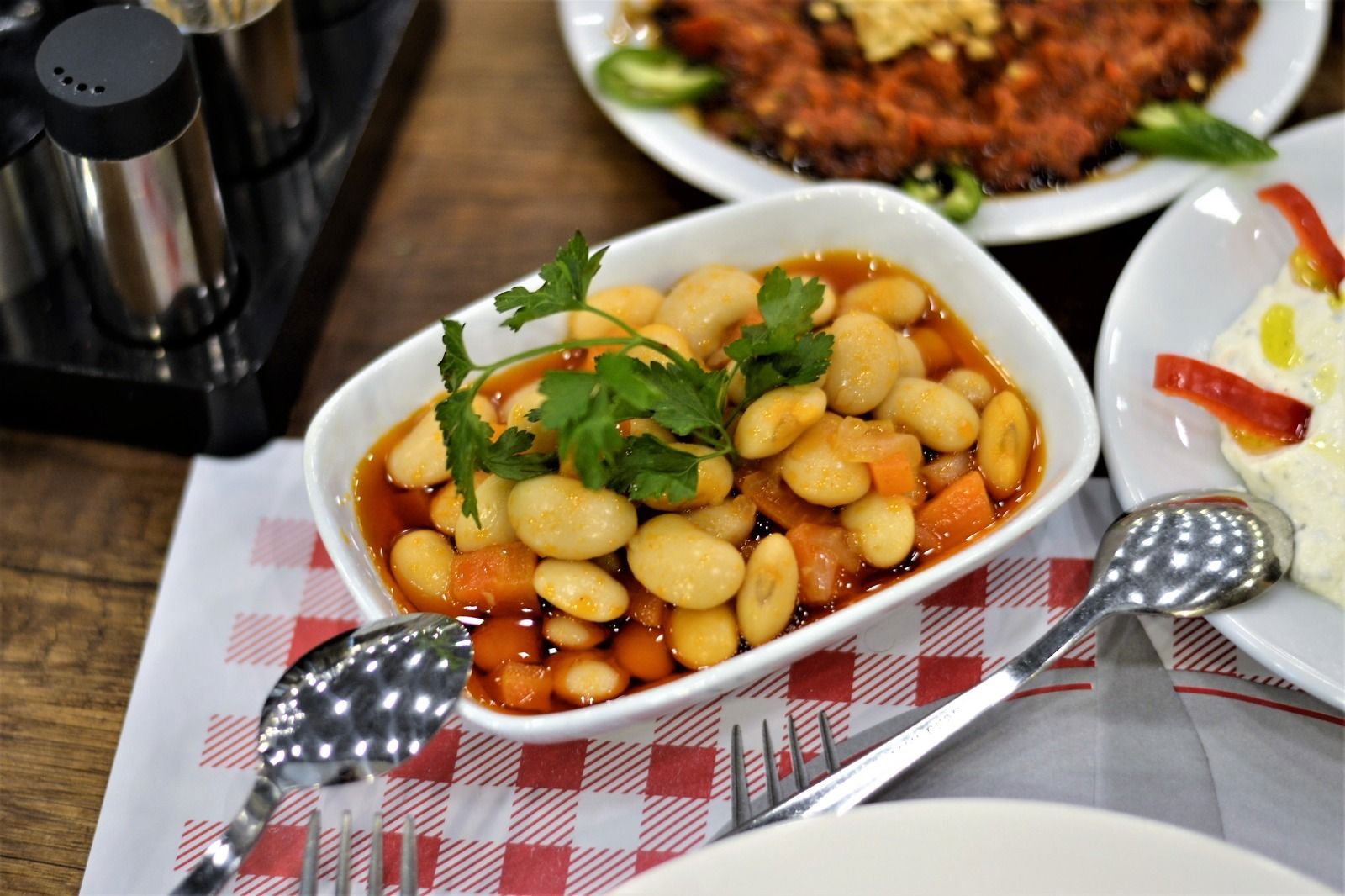 Lale Cafe & Restaurant