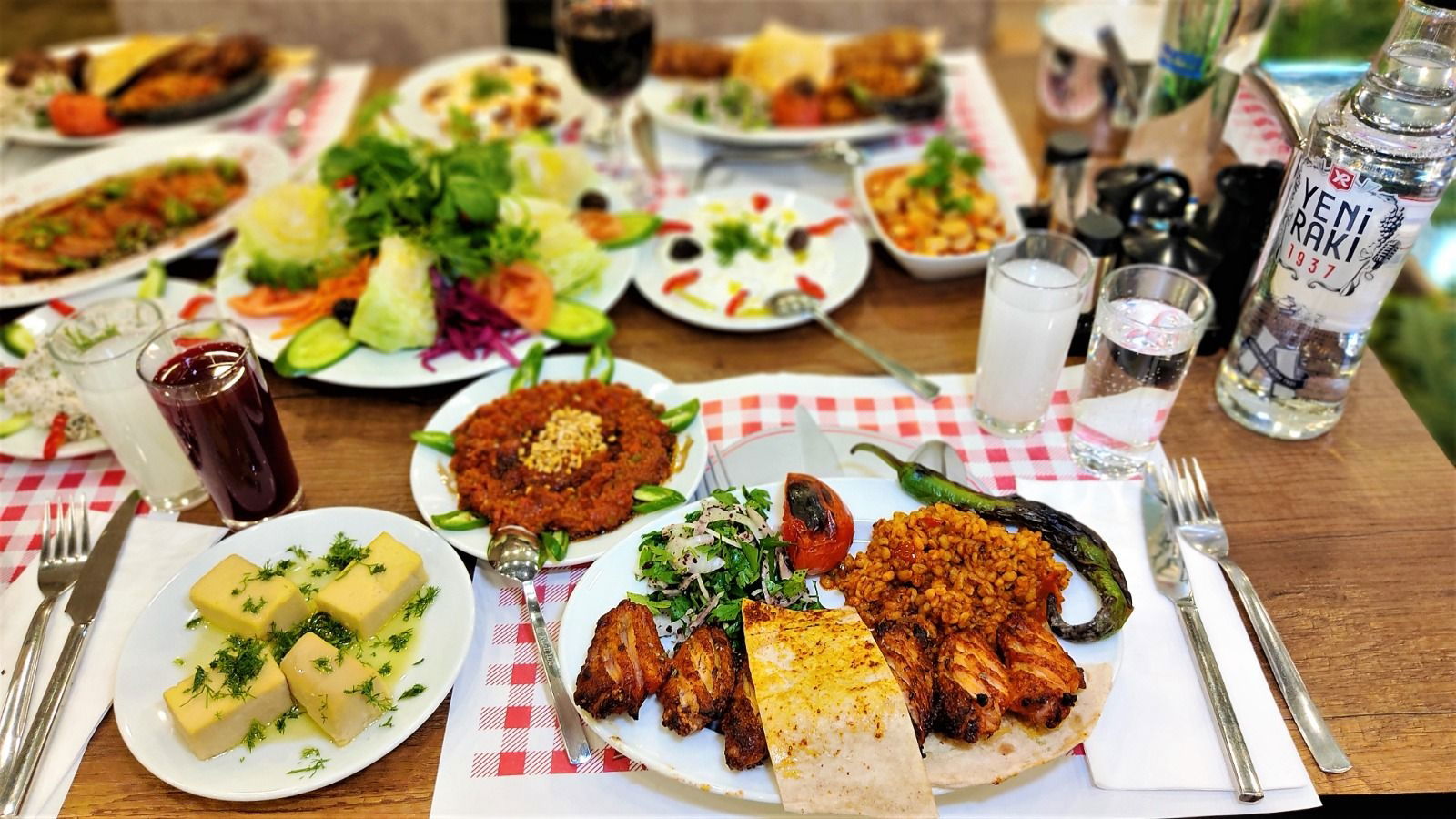 Lale Cafe & Restaurant