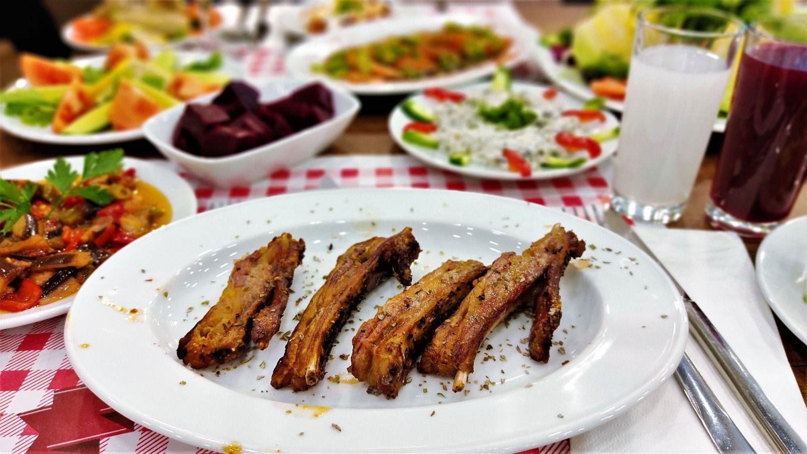 Lale Cafe & Restaurant