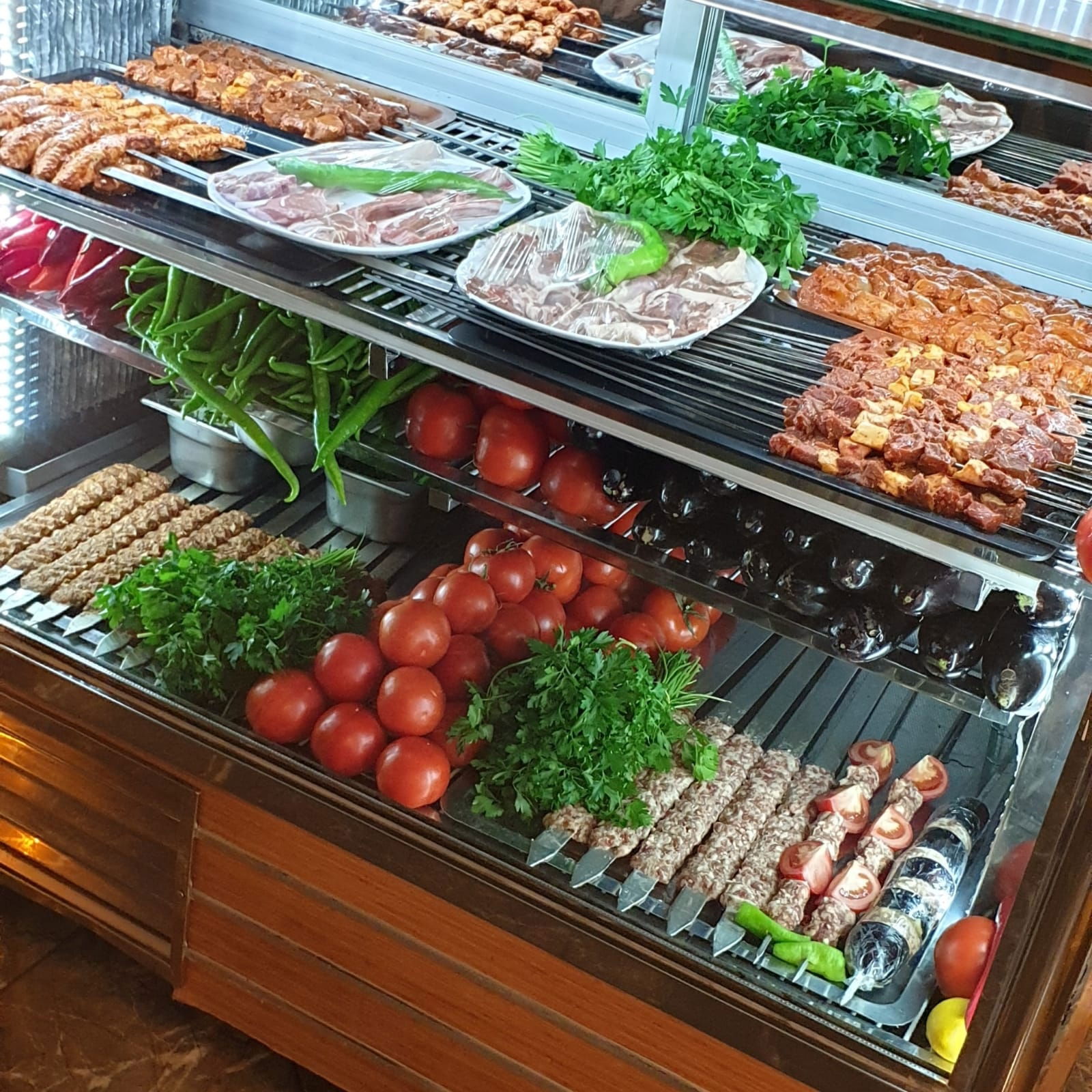 Lale Cafe & Restaurant