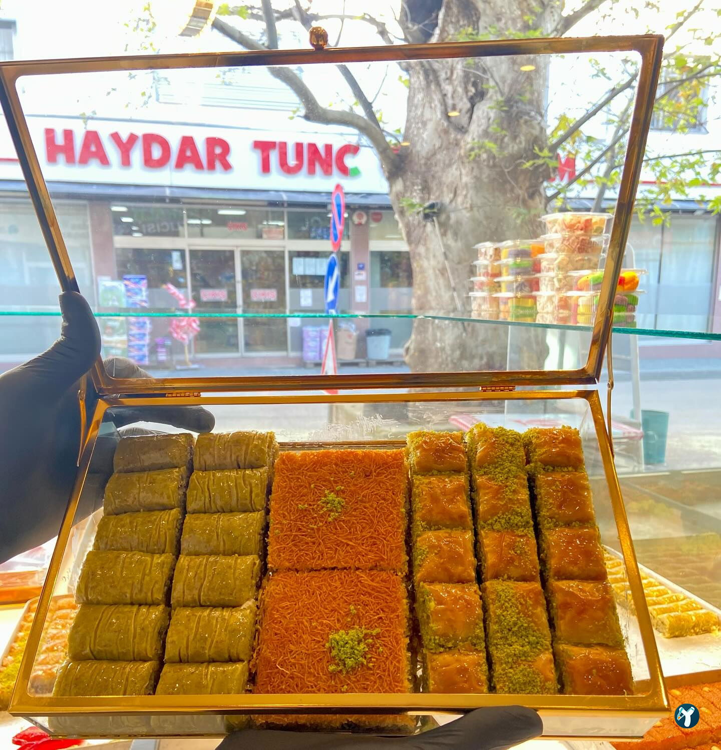 Tarihi Çınaraltı Tatlıcısı