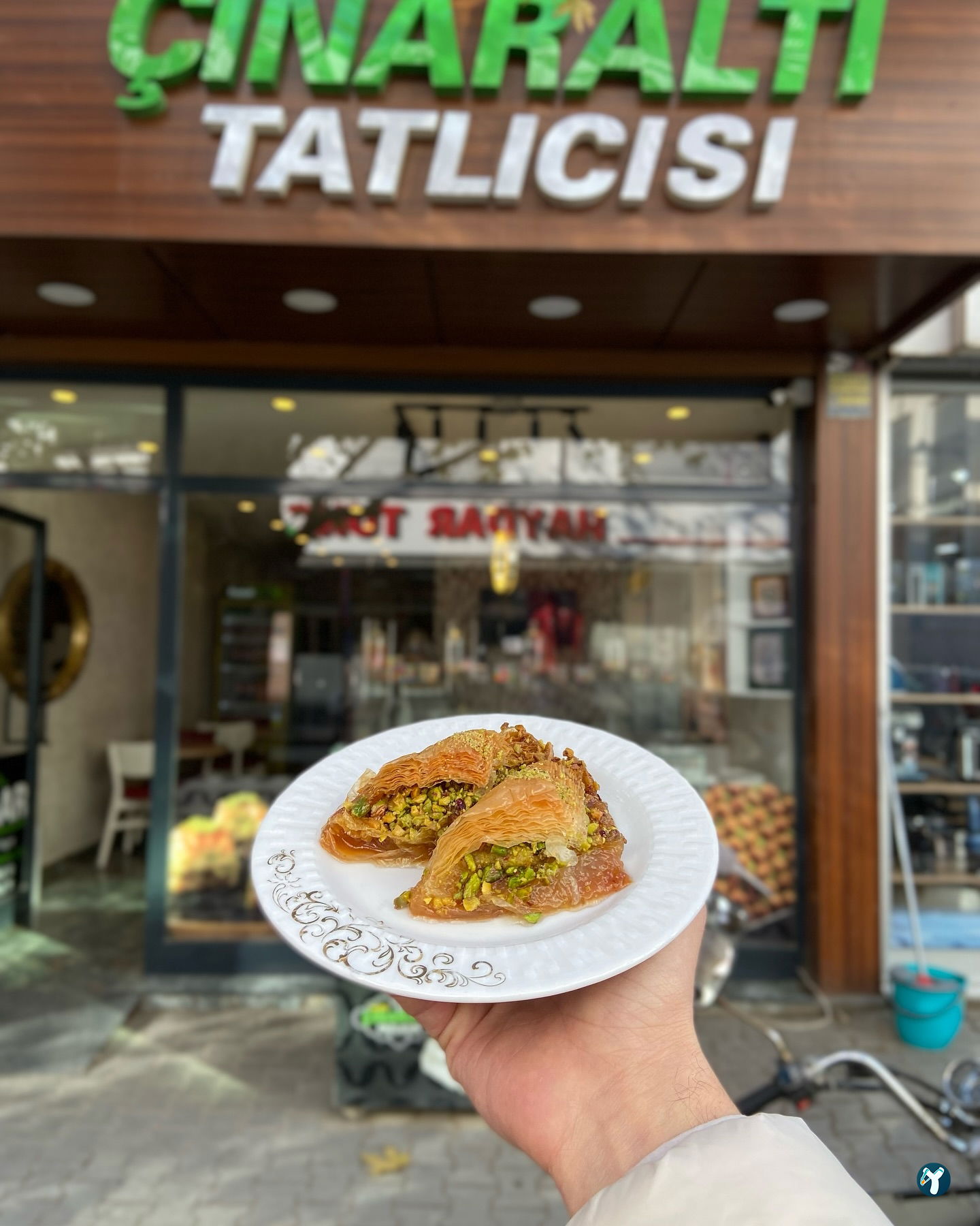 Tarihi Çınaraltı Tatlıcısı