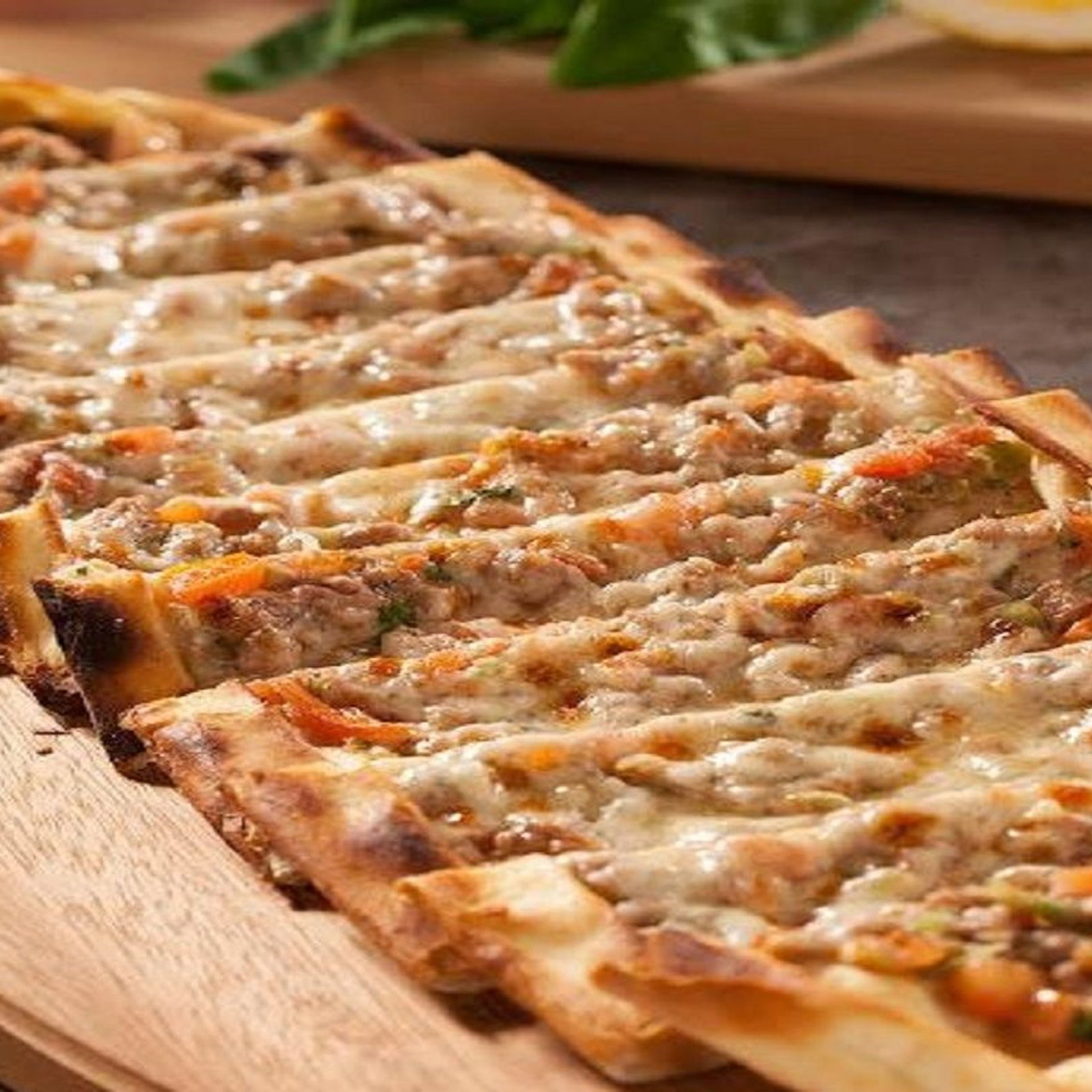 Kuşbaşılı Kaşarlı Pide