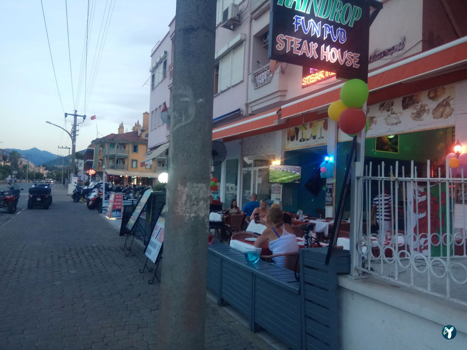 Raindrop Cafe Bar Restoran