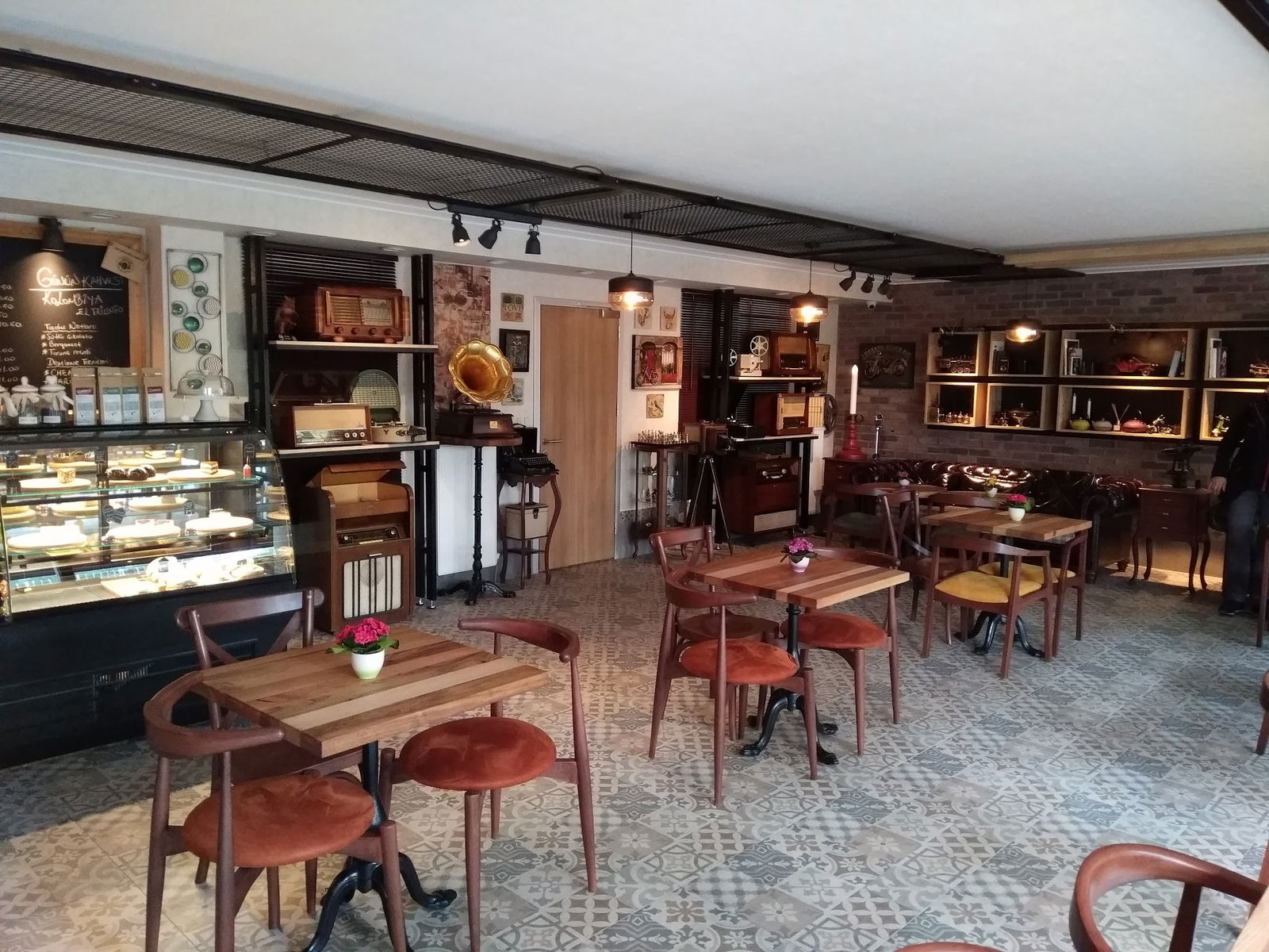 Lavinnia Coffee Kahve Ve Tatlı Evi