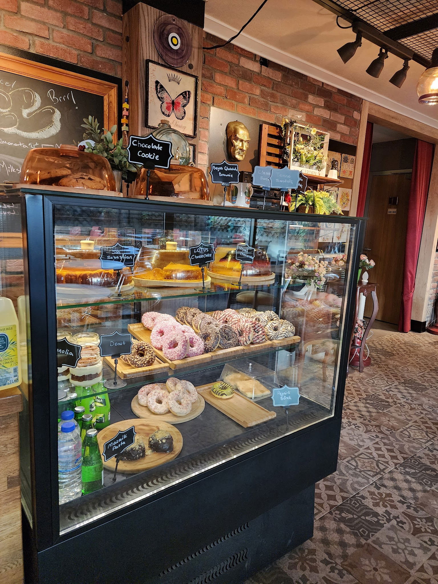 Lavinnia Coffee Kahve Ve Tatlı Evi