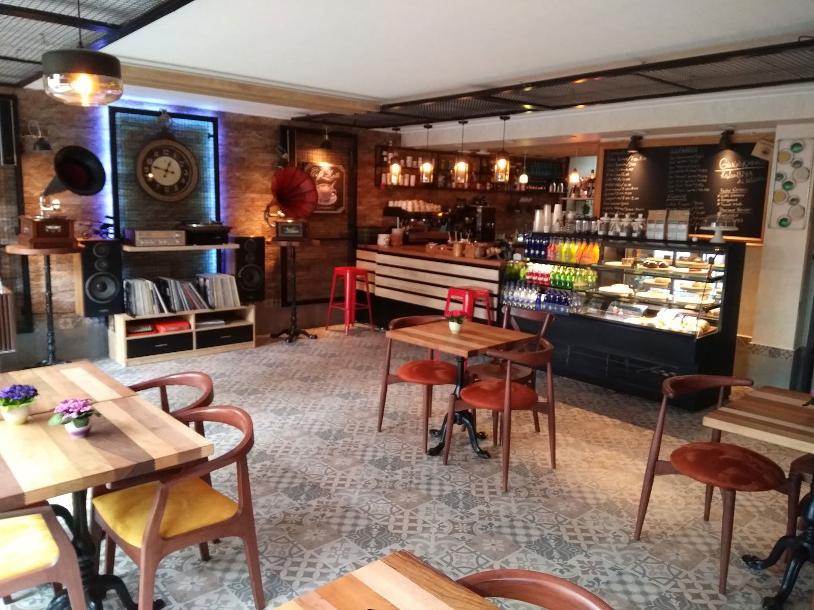 Lavinnia Coffee Kahve Ve Tatlı Evi