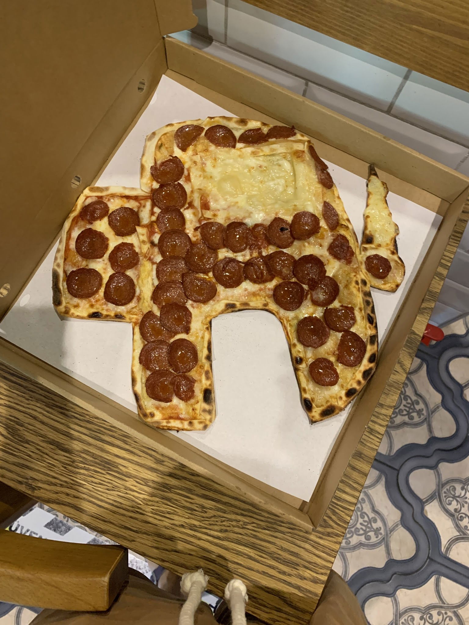 Bayraklı Pizza Locale