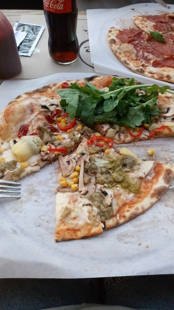 Bayraklı Pizza Locale