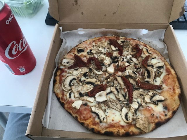 Bayraklı Pizza Locale