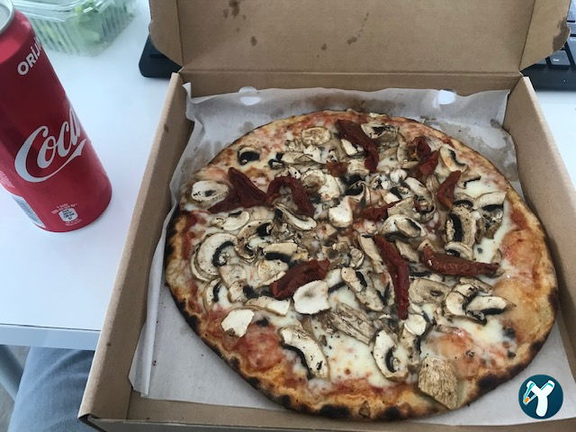 Bayraklı Pizza Locale