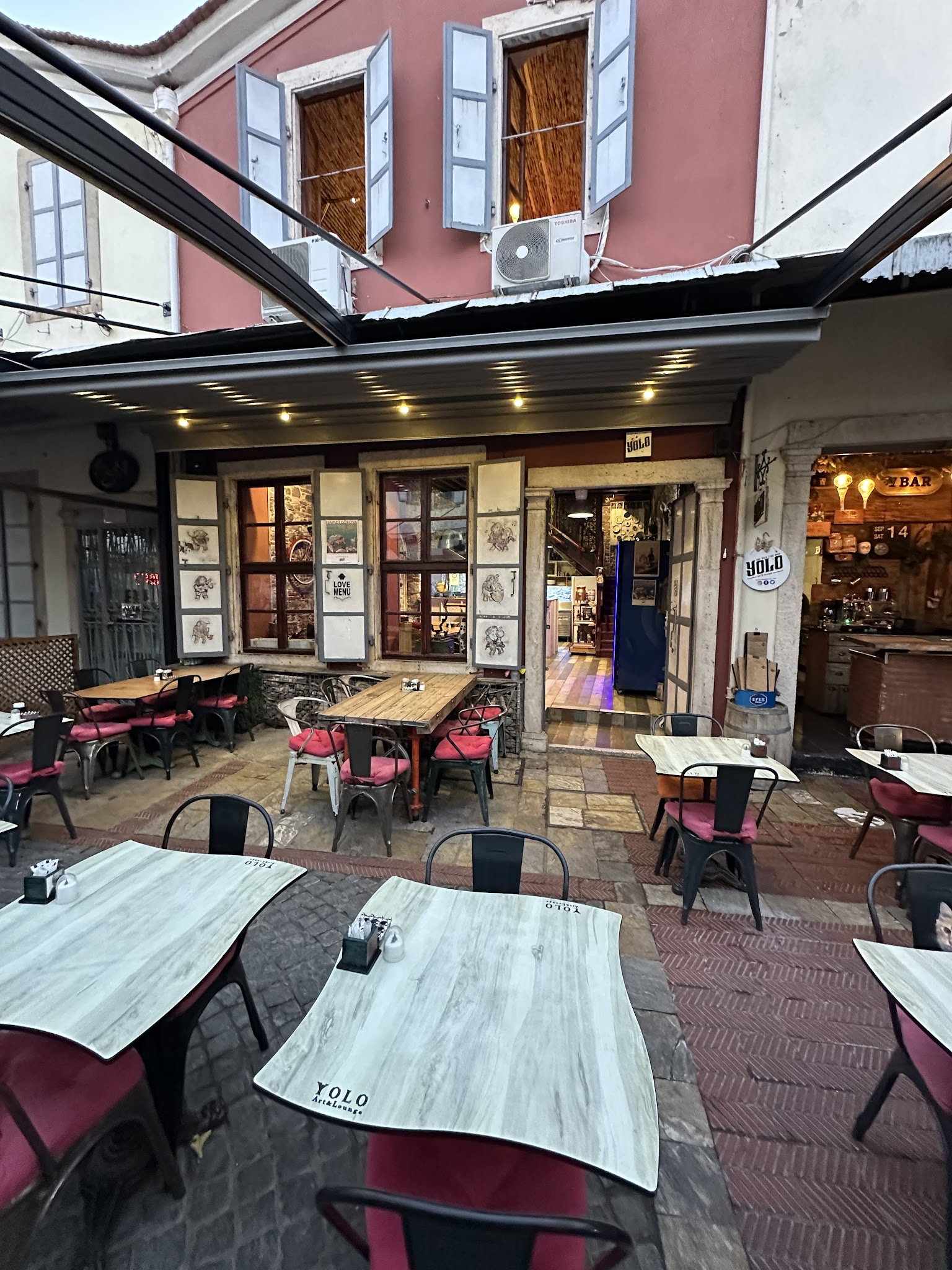 Yolo Art&Lounge