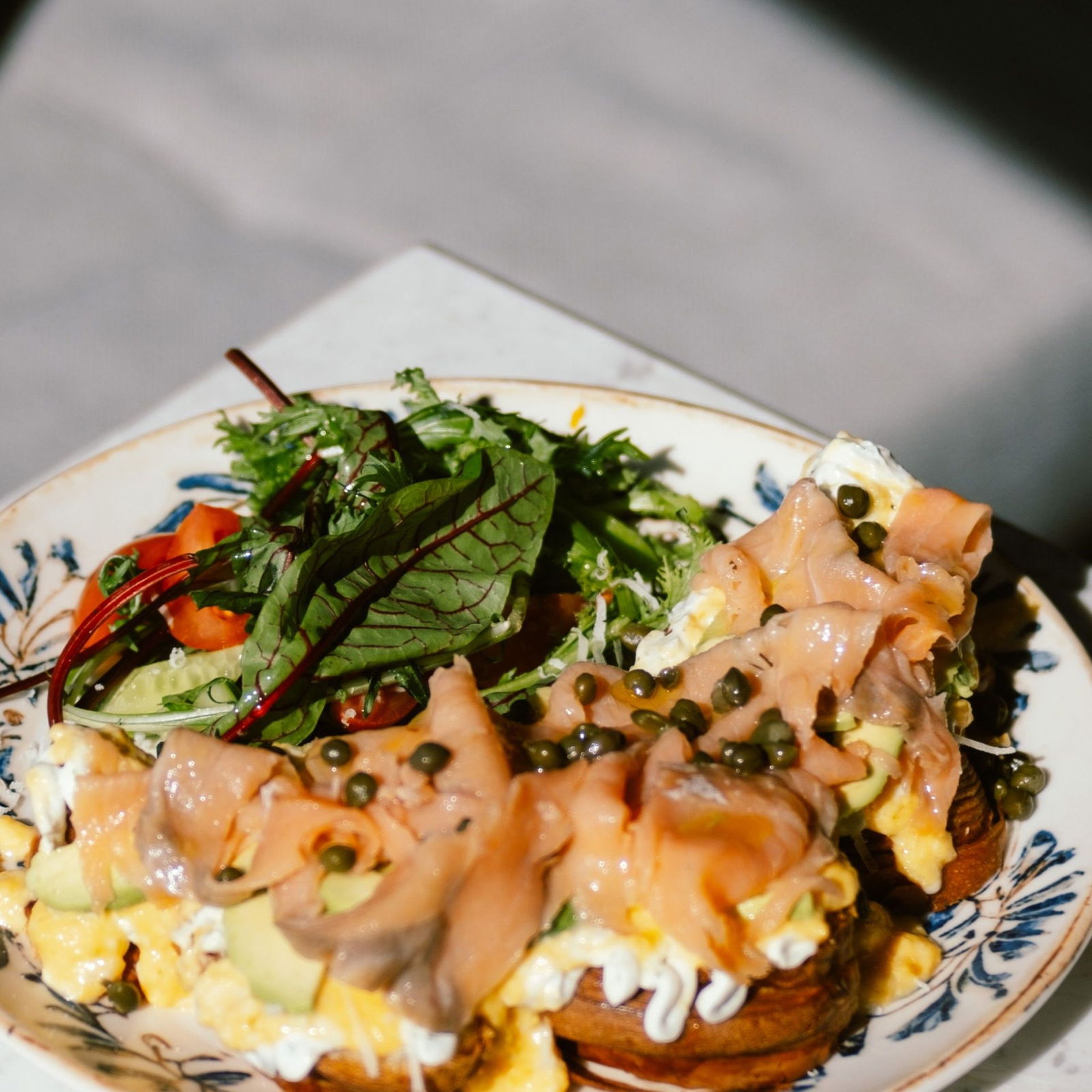 Avokado Salmon Croissant