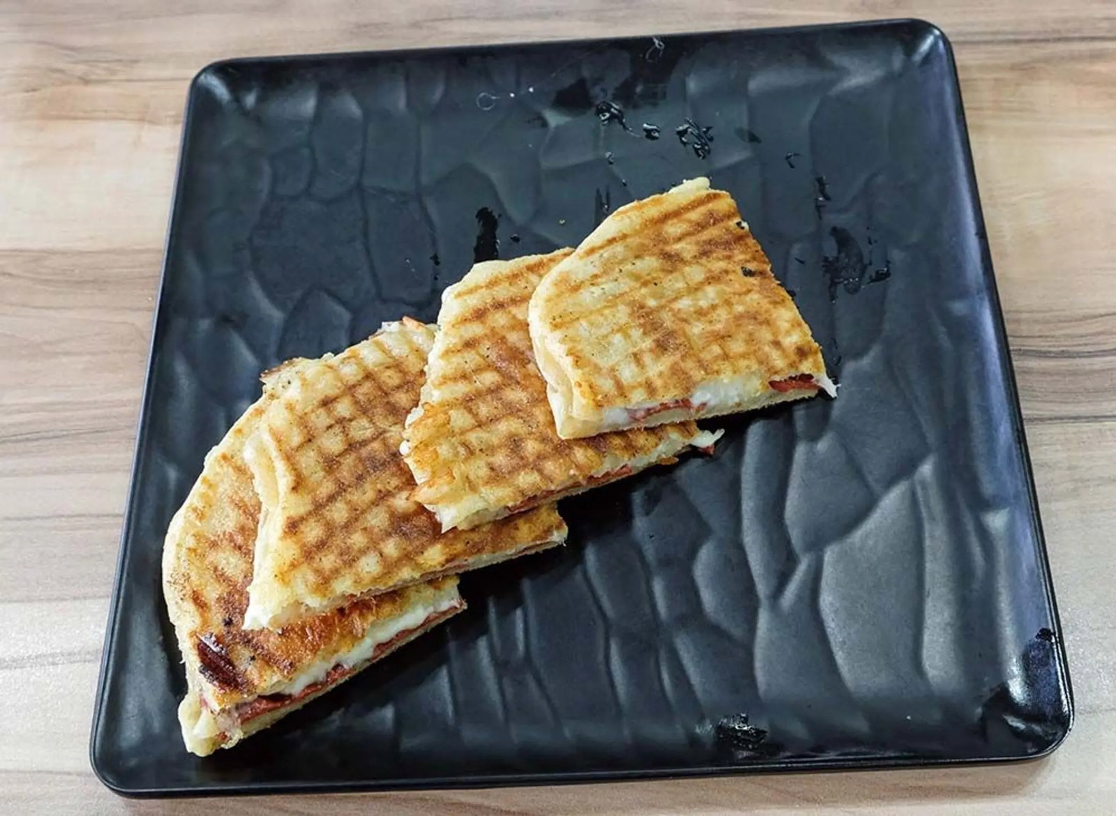 Sucuklu Kaşarlı Bazlama Tost