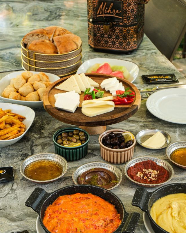 Mi̇Hra Kir Bahçesi̇ Kahvalti Balik Izgara