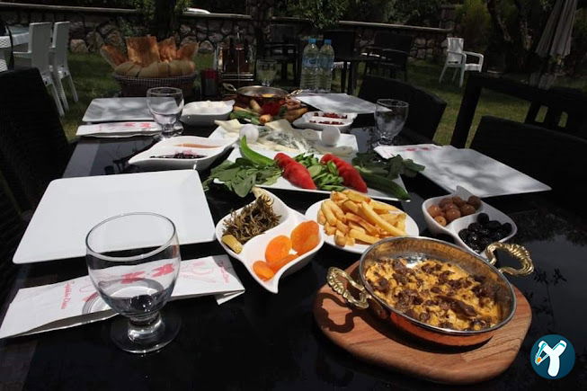 Durakbeyoğlu Cağ Kebap, Kahvaltı, Çay Bahçesi ve Halı Sahaları