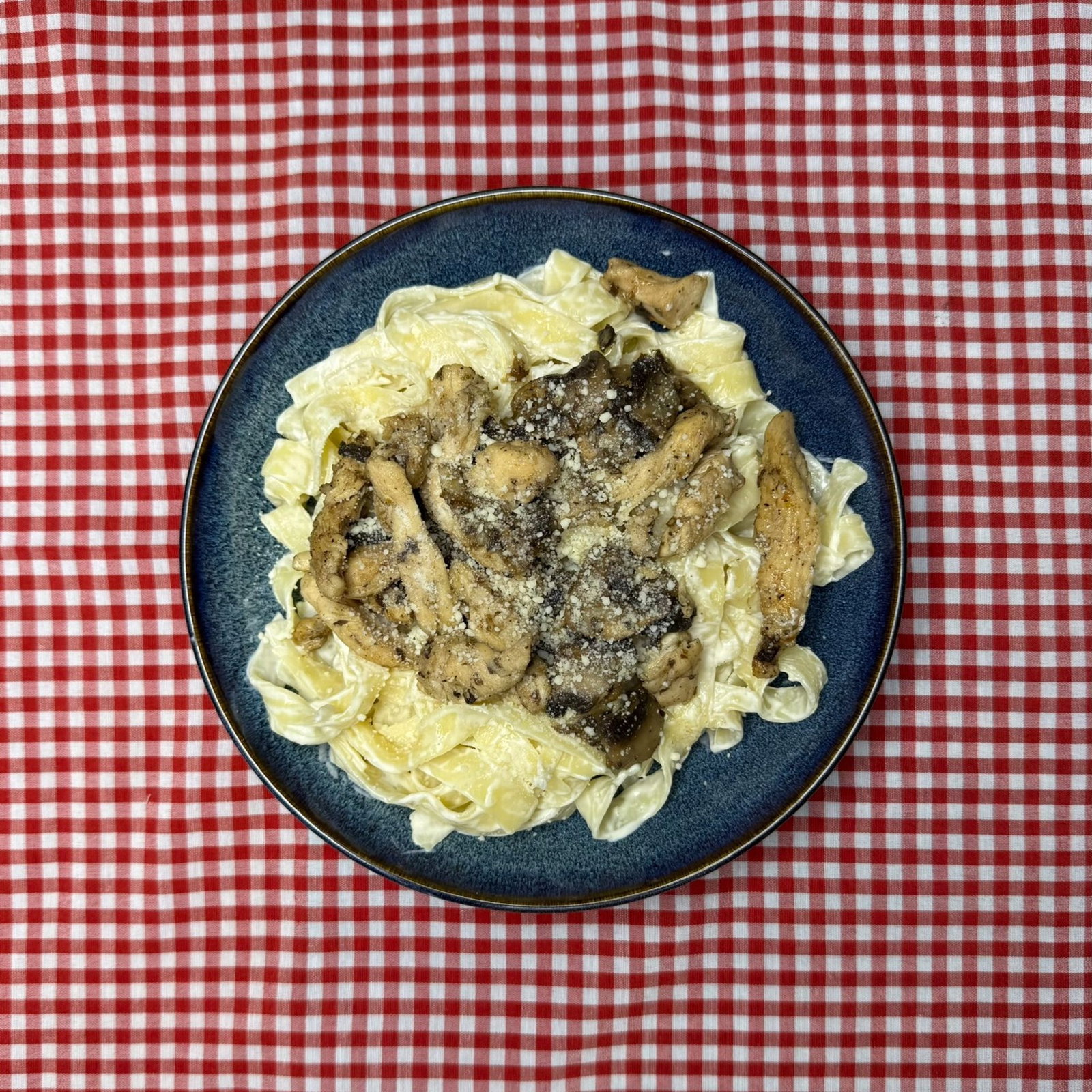 E Che Kremalı Tavuklu Mantarlı Makarna