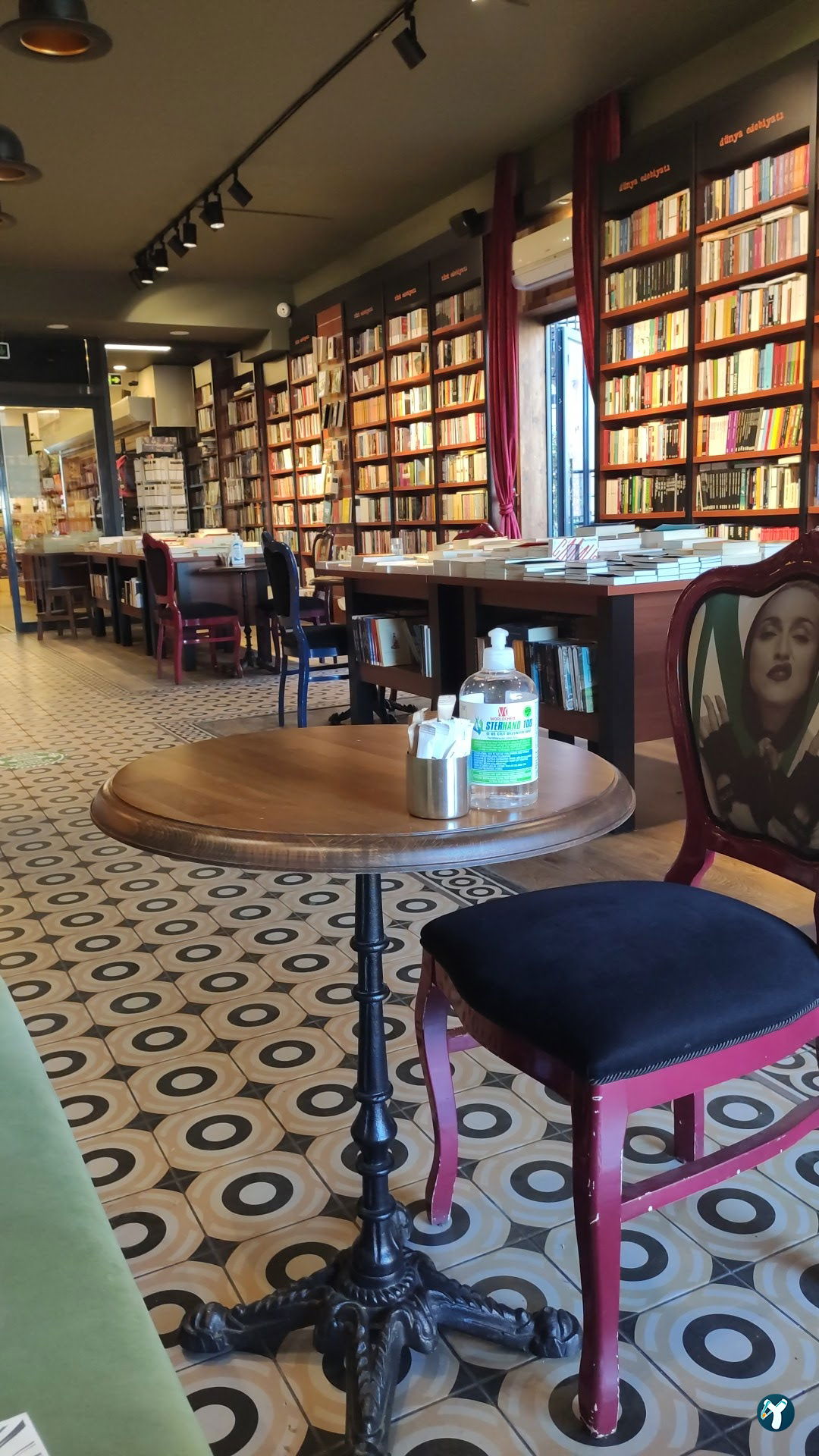 Penguen Kitapevi Kadıköy Şubesi
