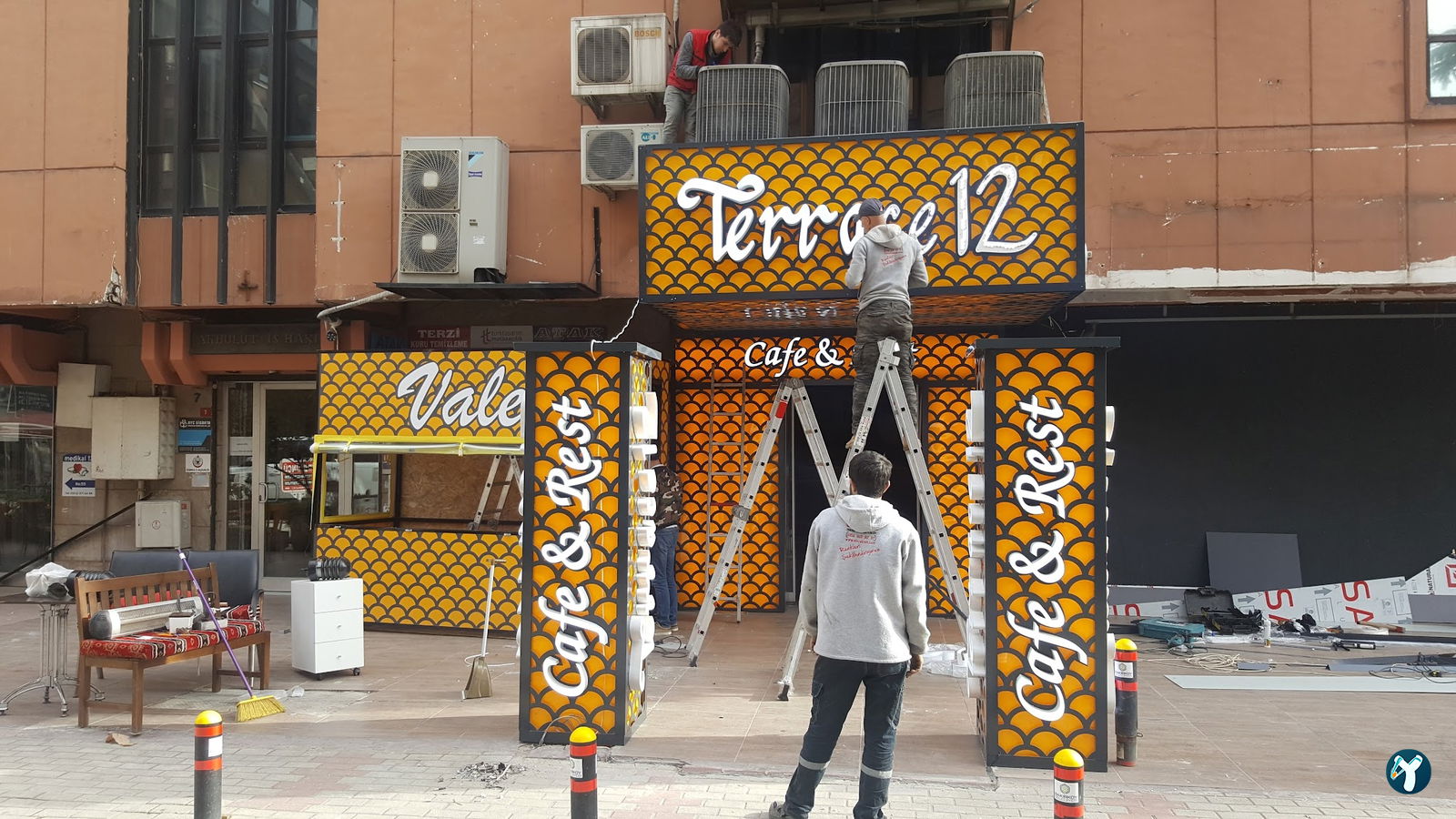 Terrace Li̇fe Cafe & Rest
