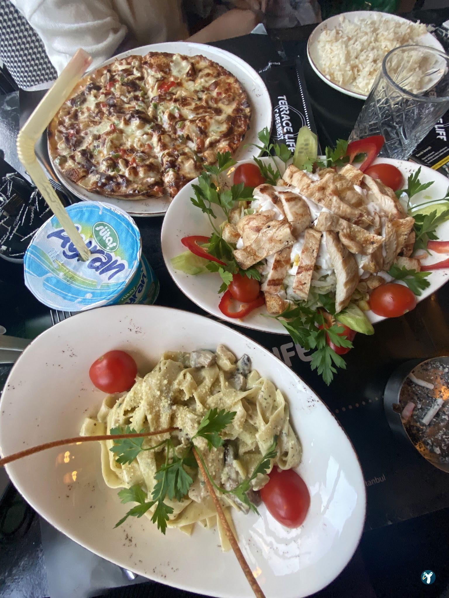 Terrace Li̇fe Cafe & Rest