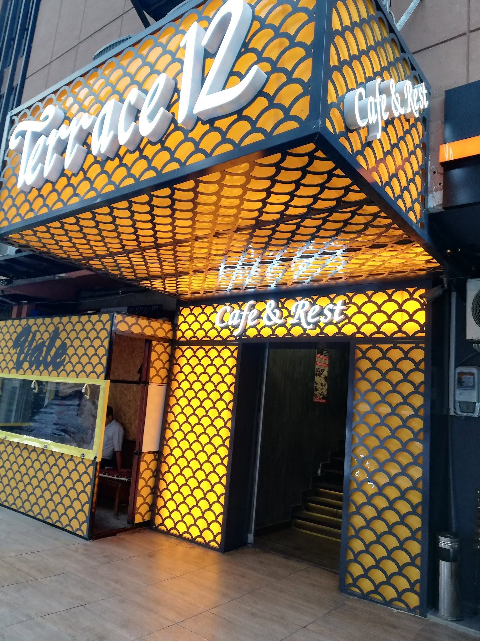 Terrace Li̇fe Cafe & Rest
