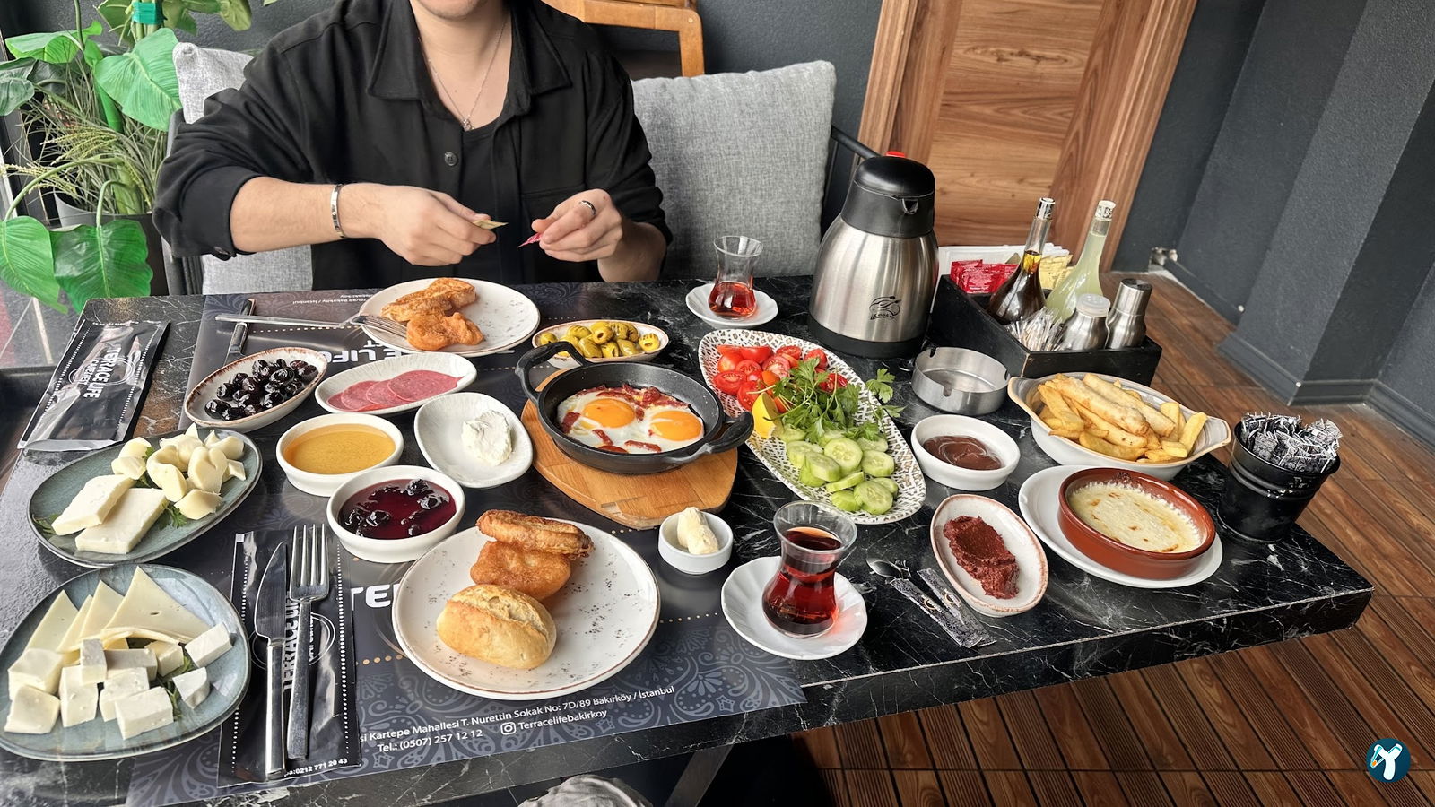 Terrace Li̇fe Cafe & Rest