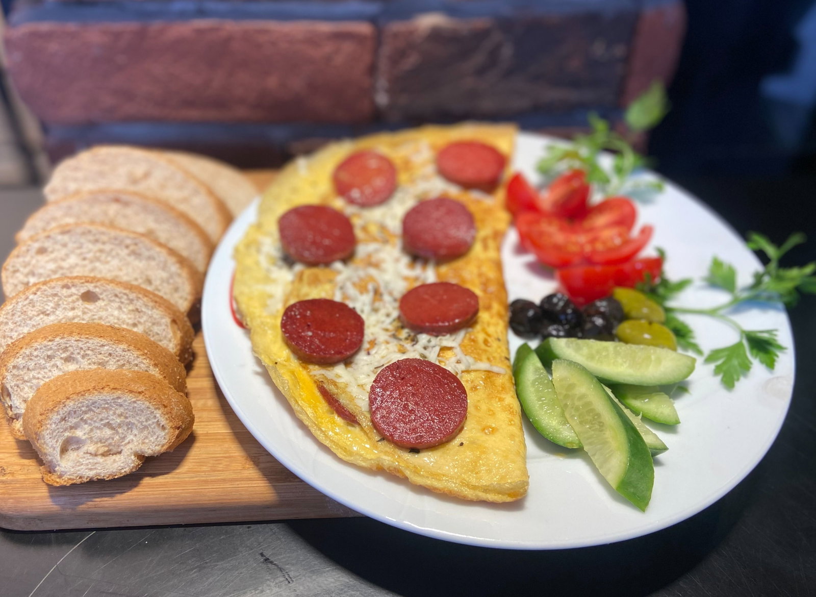 Sucuklu Kaşarlı Omlet