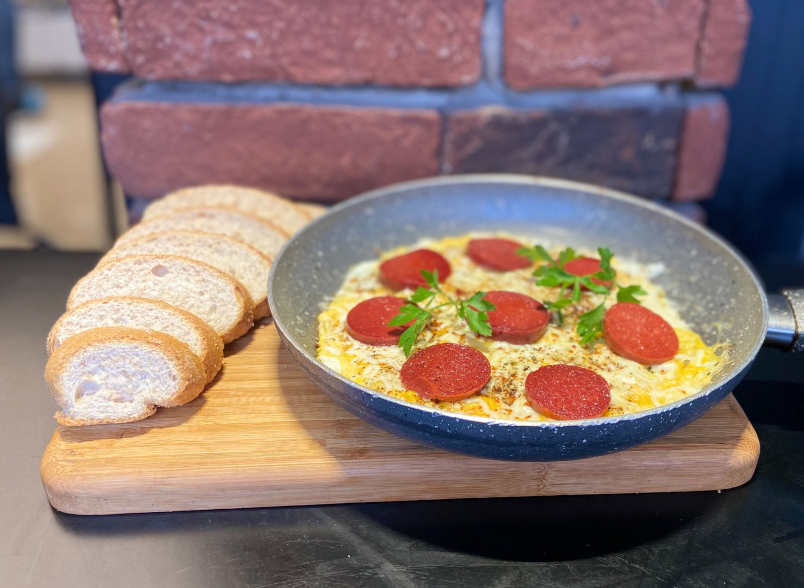 Sucuklu Kaşarlı Sahanda Yumurta